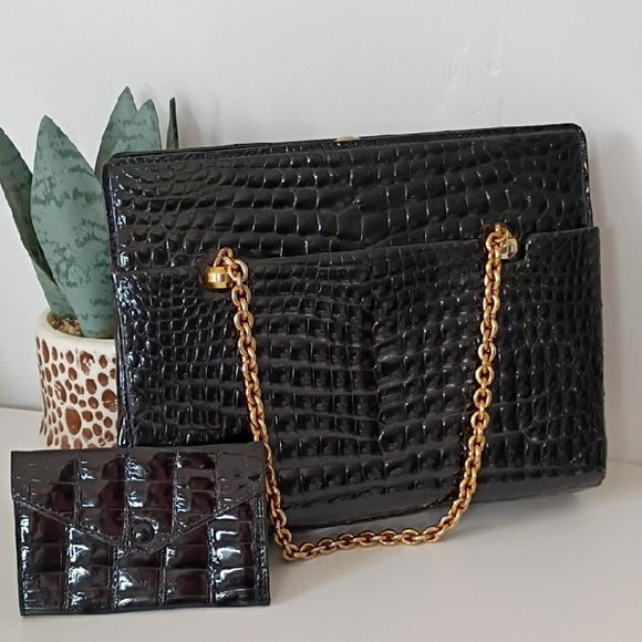 Vintage Gucci Black Crocodile-Embossed Bag with Gold Chain Flawed - Picture 15 of 16